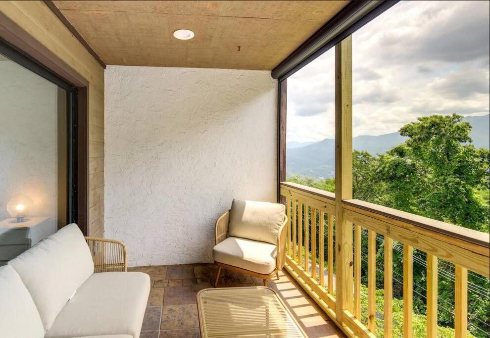 Lux Retro Getaway W/ Ober & Smoky Mtn Views! Villa Gatlinburg Ngoại thất bức ảnh