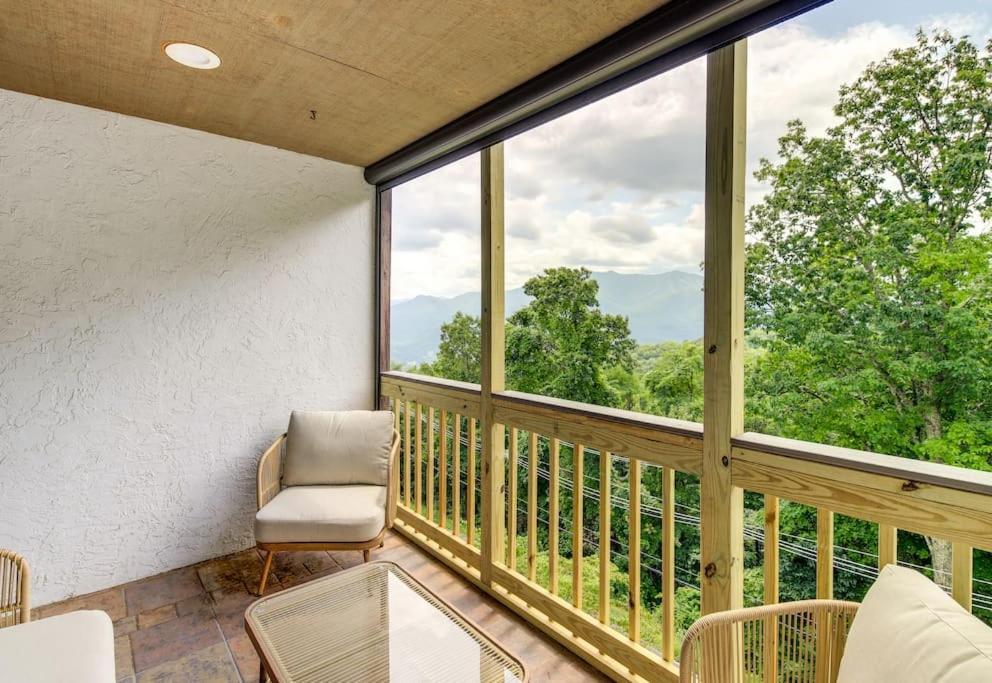 Lux Retro Getaway W/ Ober & Smoky Mtn Views! Villa Gatlinburg Ngoại thất bức ảnh
