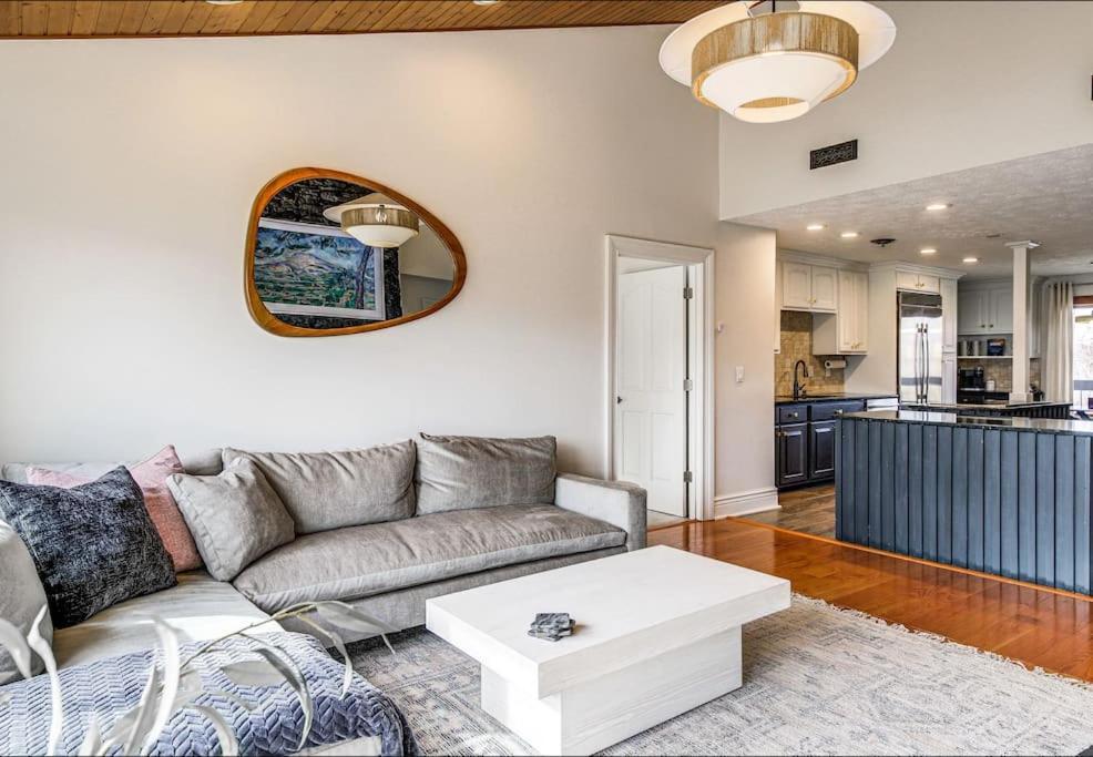 Lux Retro Getaway W/ Ober & Smoky Mtn Views! Villa Gatlinburg Ngoại thất bức ảnh
