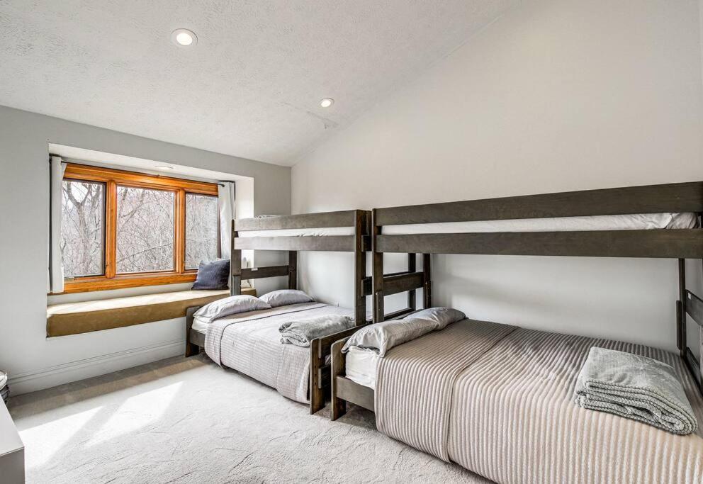 Lux Retro Getaway W/ Ober & Smoky Mtn Views! Villa Gatlinburg Ngoại thất bức ảnh