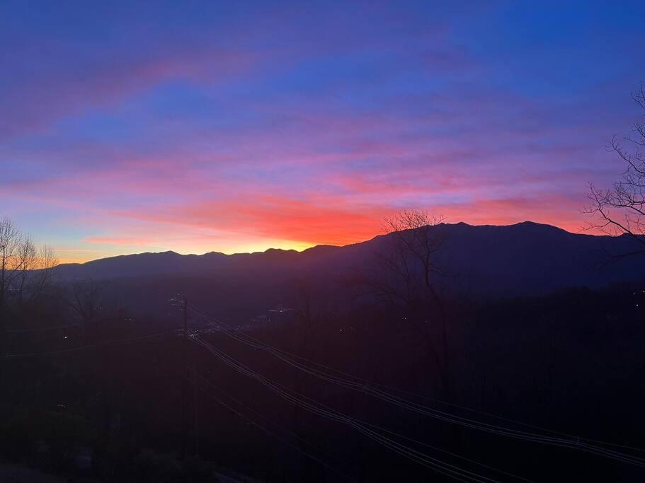 Lux Retro Getaway W/ Ober & Smoky Mtn Views! Villa Gatlinburg Ngoại thất bức ảnh
