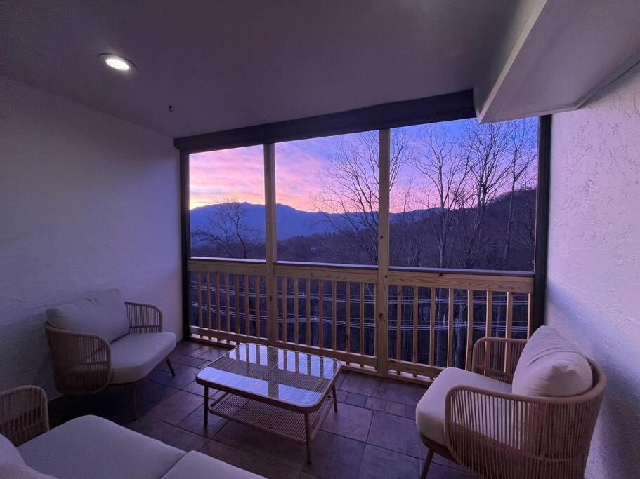 Lux Retro Getaway W/ Ober & Smoky Mtn Views! Villa Gatlinburg Ngoại thất bức ảnh