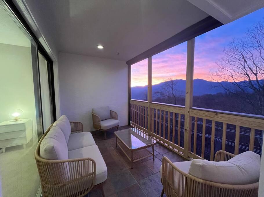 Lux Retro Getaway W/ Ober & Smoky Mtn Views! Villa Gatlinburg Ngoại thất bức ảnh