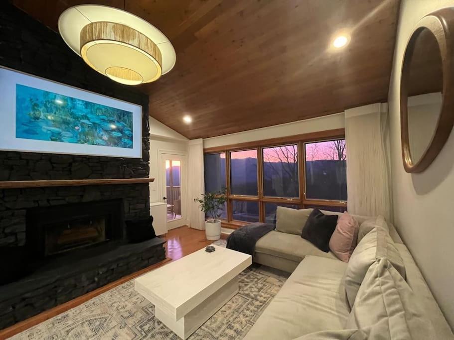Lux Retro Getaway W/ Ober & Smoky Mtn Views! Villa Gatlinburg Ngoại thất bức ảnh