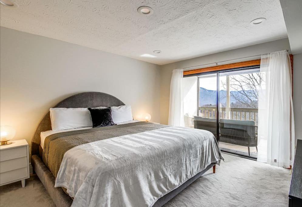 Lux Retro Getaway W/ Ober & Smoky Mtn Views! Villa Gatlinburg Ngoại thất bức ảnh