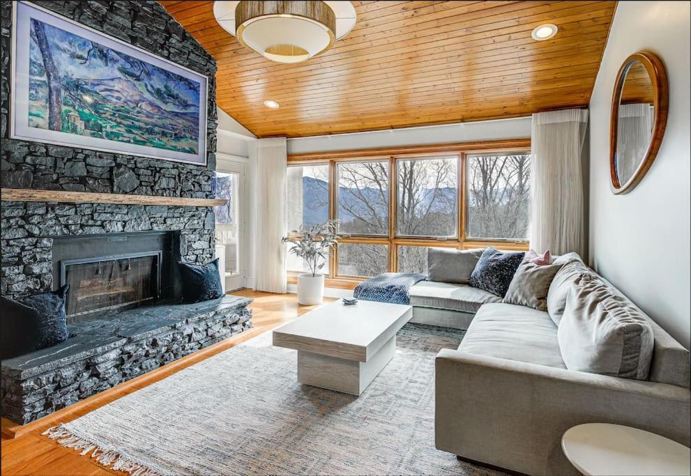Lux Retro Getaway W/ Ober & Smoky Mtn Views! Villa Gatlinburg Ngoại thất bức ảnh