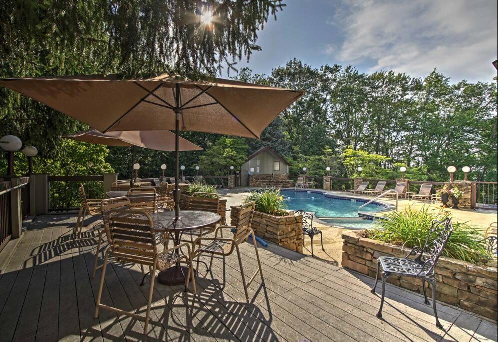 Lux Retro Getaway W/ Ober & Smoky Mtn Views! Villa Gatlinburg Ngoại thất bức ảnh